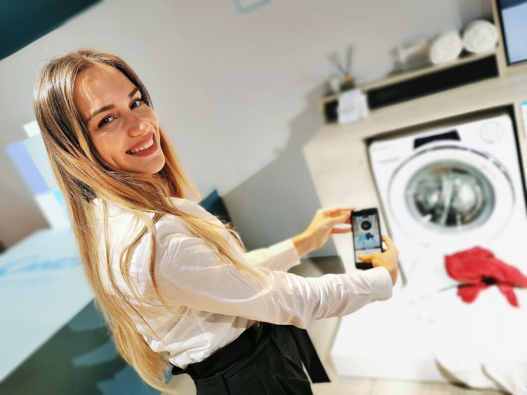 Anna Bizzarro viser hvordan man med Candys RapidO-modeller via en app og mobilkameraet kan beregne vaskemengde og basert på bildet velge rett program. Foto: Stian Sønsteng. Anna Bizzarro viser hvordan man med Candys RapidO-modeller via en app og mobilkameraet kan beregne vaskemengde og basert på bildet velge rett program. Foto: Stian Sønsteng.