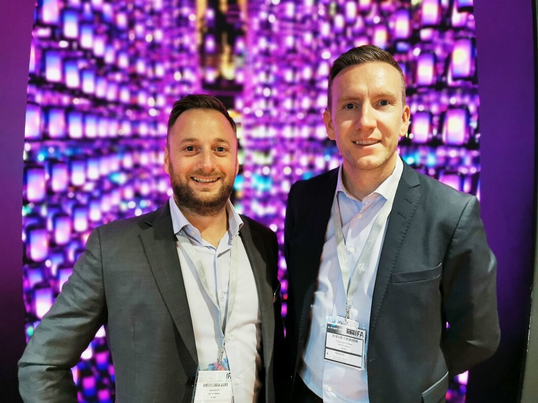Trond Gulbrandsen (t.v.) og Erik Lerseth i Harman foran et rom fylt med JBL Pulse 4, som har fått et nytt og 360 graders heldekkende led-panel. Foto: Stian Sønsteng. Trond Gulbrandsen (t.v.) og Erik Lerseth i Harman foran et rom fylt med JBL Pulse 4, som har fått et nytt og 360 graders heldekkende led-panel. Foto: Stian Sønsteng.