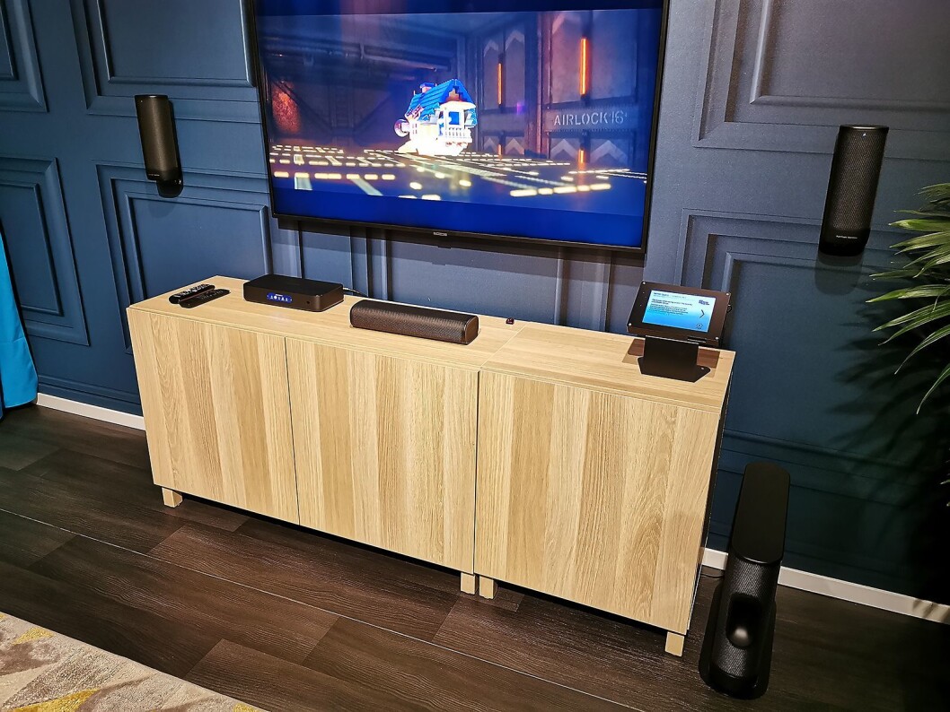 Harman Kardon Surround er et 5.1 hjemmekinosystem, der alle høyttalere er trådløse. Det er ikke klart når dette kommer i handelen. Pris: 25.000,- Foto: Stian Sønsteng. Harman Kardon Surround er et 5.1 hjemmekinosystem, der alle høyttalere er trådløse. Det er ikke klart når dette kommer i handelen. Pris: 25.000,- Foto: Stian Sønsteng.