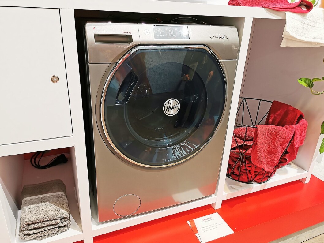 Hoover H-Wash 700 er en kombimaskin som tar 14 kilo vask og ni kilo tørk, med stemmestyring fra Google og Amazon, samt Hoovers egne direkte stemmestyring. Foto: Stian Sønsteng. Hoover H-Wash 700 er en kombimaskin som tar 14 kilo vask og ni kilo tørk, med stemmestyring fra Google og Amazon, samt Hoovers egne direkte stemmestyring. Foto: Stian Sønsteng.
