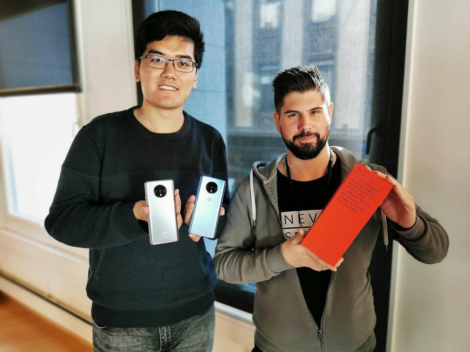 Frank Zhu (t. v.) og Pontus Jävermyr representerer OnePlus i Norge. Her viser de den nye 7T-modellen, som kommer i handelen den 17. oktober. Foto: Stian Sønsteng