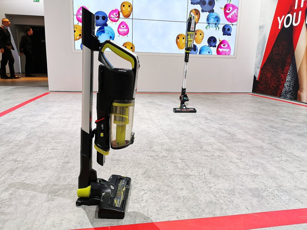 Den ladbare støvsugeren Hoover H-Free 500 kan foldes sammen, slik at høyden blir 69 cm. Pris: 2.700,- Foto: Stian Sønsteng. Den ladbare støvsugeren Hoover H-Free 500 kan foldes sammen, slik at høyden blir 69 cm. Pris: 2.700,- Foto: Stian Sønsteng.