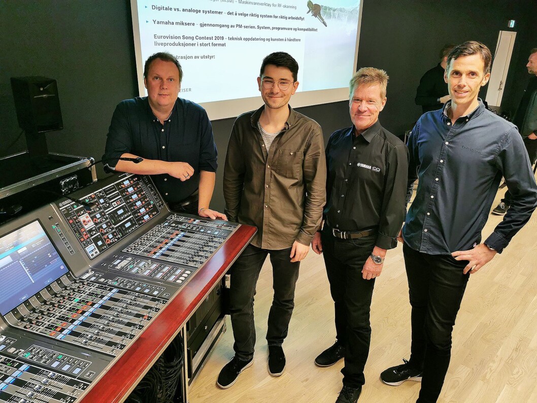 Alexander Rambøl (f. v.), Mathias Andresen (begge Lydrommet), Mats Rundlöv (Yamaha) og Jan Stefahl-Hansen (Lydrommet) med Yamahas flaggskipmikser PM10 Rivage. Alexander Rambøl (f. v.), Mathias Andresen (begge Lydrommet), Mats Rundlöv (Yamaha) og Jan Stefahl-Hansen (Lydrommet) med Yamahas flaggskipmikser PM10 Rivage.