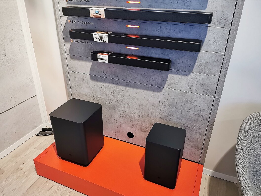 Lydplankene JBL Bar 2.0 All-In-One, Bar 2.1 Deep Bass og Bar 5.1 Surround (øverst). Pris: 2.500, 4.500 og 7.000 kroner. Foto: Stian Sønsteng. Lydplankene JBL Bar 2.0 All-In-One, Bar 2.1 Deep Bass og Bar 5.1 Surround (øverst). Pris: 2.500, 4.500 og 7.000 kroner. Foto: Stian Sønsteng.