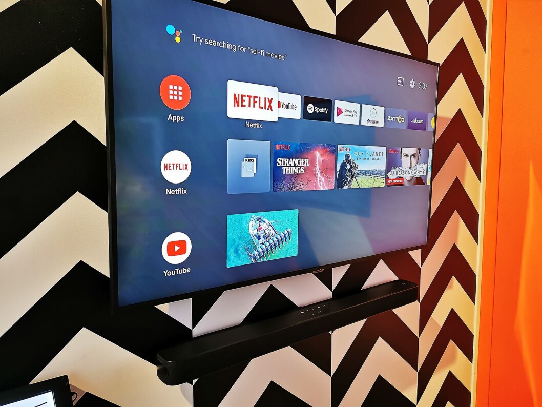 Lydplanken JBL Link Bar har fullverdig Android-TV innebygd, og kan gjøre en dum TV smart. Pris: 4.000,- Foto: Stian Sønsteng. Lydplanken JBL Link Bar har fullverdig Android-TV innebygd, og kan gjøre en dum TV smart. Pris: 4.000,- Foto: Stian Sønsteng.