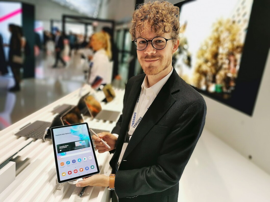 Daniel Kvalheim, teknisk kunde- og medieansvarlig i Samsung Norge, med nettbrettet Galaxy Tab S6. Foto: Stian Sønsteng. Daniel Kvalheim, teknisk kunde- og medieansvarlig i Samsung Norge, med nettbrettet Galaxy Tab S6. Foto: Stian Sønsteng.