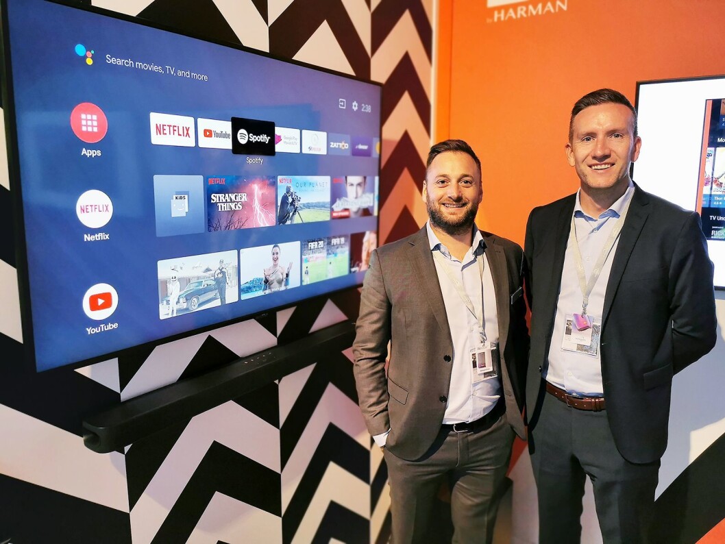 Trond Gulbrandsen (t. h.) og Erik Lerseth i Harman med JBL Link Bar, som trolig er verdens første lydplanke med fullverdig Android-TV innebygd. Pris: 4.000,- Foto: Stian Sønsteng. Trond Gulbrandsen (t. h.) og Erik Lerseth i Harman med JBL Link Bar, som trolig er verdens første lydplanke med fullverdig Android-TV innebygd. Pris: 4.000,- Foto: Stian Sønsteng.