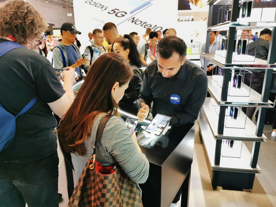 Det var lang kø for å se og ta på Samsung Galaxy Fold under IFA-messen. Foto: Stian Sønsteng. Det var lang kø for å se og ta på Samsung Galaxy Fold under IFA-messen. Foto: Stian Sønsteng.