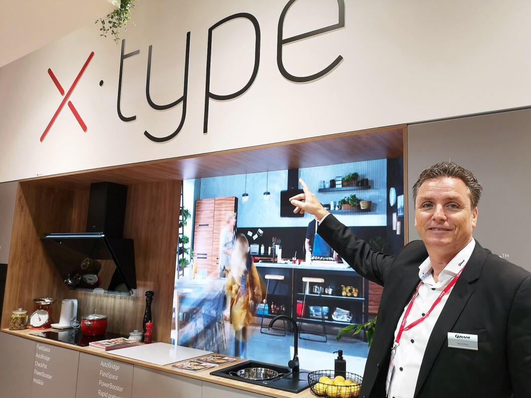 Ragnar Ek, salgssjef hos Gram i Norge, viser fra selskapets nye X-Type-design. Foto: Marte Ottemo Ragnar Ek, salgssjef hos Gram i Norge, viser fra selskapets nye X-Type-design. Foto: Marte Ottemo