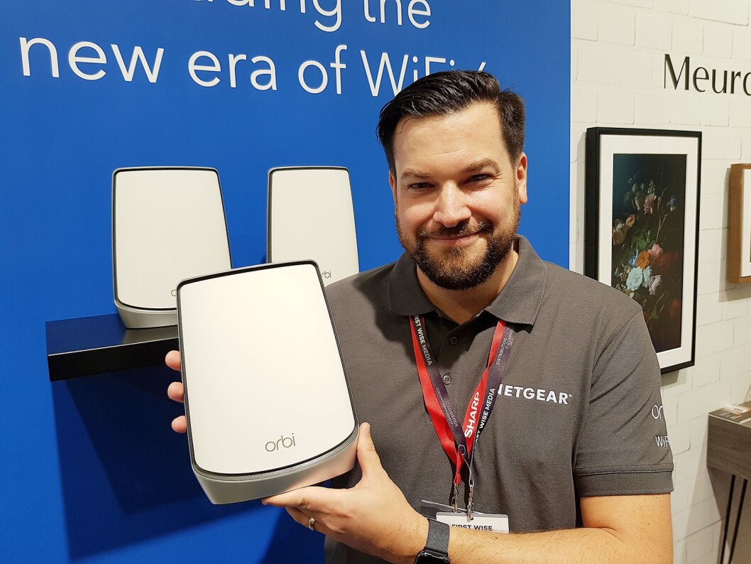 Mikael Axelsson i Netgear viser frem Orbi wifi mesh system som kommer i salg før jul. Foto: Jan Røsholm Mikael Axelsson i Netgear viser frem Orbi wifi mesh system som kommer i salg før jul. Foto: Jan Røsholm