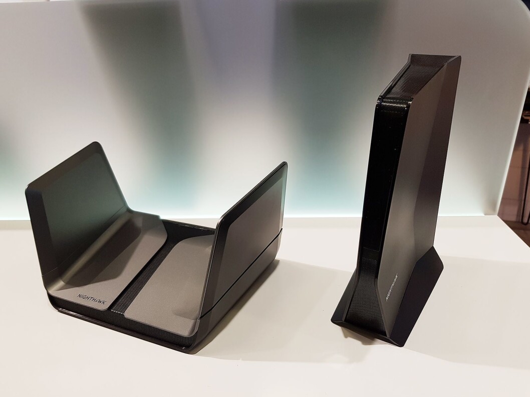 Netgears Nighthawk ruter (t. v.) ser ut som et jagerfly. Her sammen med den nye Nighthawk Extender som utvider rekkevidden. Foto: Jan Røsholm. Netgears Nighthawk ruter (t. v.) ser ut som et jagerfly. Her sammen med den nye Nighthawk Extender som utvider rekkevidden. Foto: Jan Røsholm.