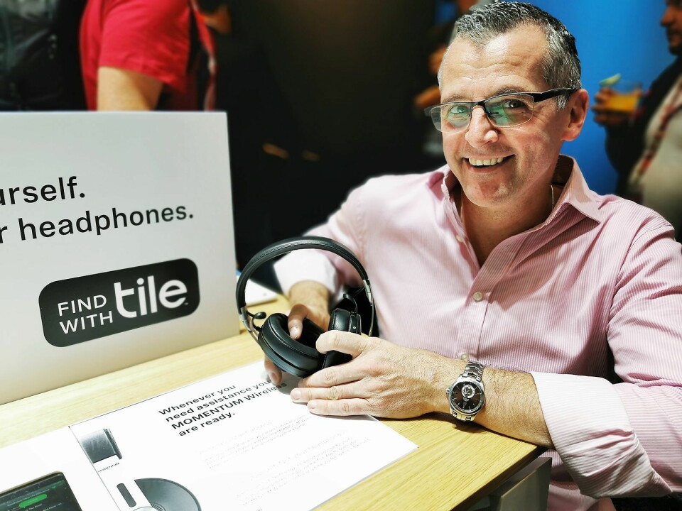 Peter Groom i Tile med hodetelefonen Momentum, som er Sennheisers første hodetelefon med Tile innebygd. Foto: Stian Sønsteng