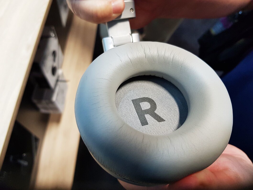 For best mulig lydopplevelse er det viktig å ha hodetelefonen riktig på. Klokkene er merket med R og L, for Right og Left. Foto: Jan Røsholm. For best mulig lydopplevelse er det viktig å ha hodetelefonen riktig på. Klokkene er merket med R og L, for Right og Left. Foto: Jan Røsholm.