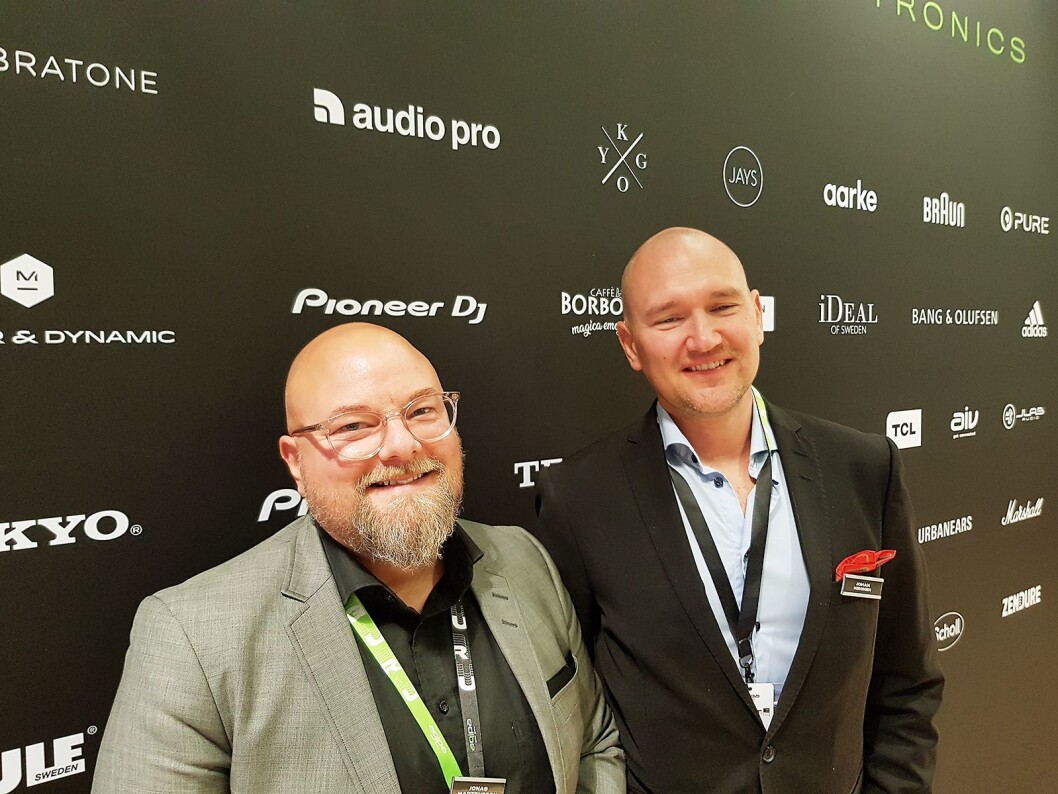 Jonas Mårtensson (t. v.) og Johan Niininen foran noen av merkevarene Aqipa distribuerer. Foto: Jan Røsholm Jonas Mårtensson (t. v.) og Johan Niininen foran noen av merkevarene Aqipa distribuerer. Foto: Jan Røsholm