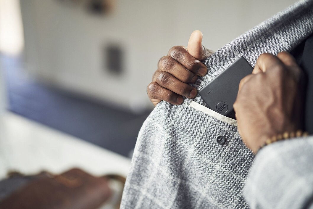 Tile Slim er blitt like tynn som to bankkort, og lydvolumet når den ringes opp er dobbelt så høyt som forgjengeren. Rekkevidden er 60 meter, batteritiden tre år. Foto: Tile. Tile Slim er blitt like tynn som to bankkort, og lydvolumet når den ringes opp er dobbelt så høyt som forgjengeren. Rekkevidden er 60 meter, batteritiden tre år. Foto: Tile.