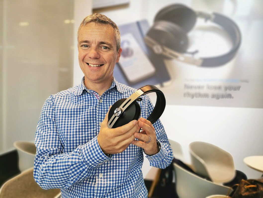 Peter Ogley med tredje generasjon Momentum Wireless, med automatisk av/på og smartpause avhengig av om de tas av eller på hodet. Pris: 4.200,- Foto: Stian Sønsteng Peter Ogley med tredje generasjon Momentum Wireless, med automatisk av/på og smartpause avhengig av om de tas av eller på hodet. Pris: 4.200,- Foto: Stian Sønsteng