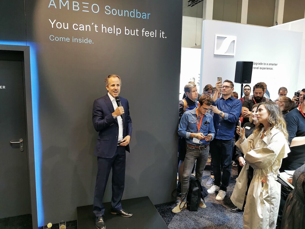 Toppsjef Andreas Sennheiser i det familieeide selskapet Sennheiser på scenen under et arrangement for kunder og presse under IFA. Foto: Stian Sønsteng. Toppsjef Andreas Sennheiser i det familieeide selskapet Sennheiser på scenen under et arrangement for kunder og presse under IFA. Foto: Stian Sønsteng.