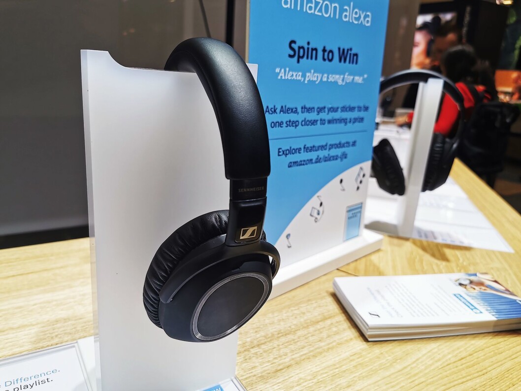 Sennheiser PXC 550-II har smart støyreduksjon som automatisk skal tilpasses omgivelsene. Den slår seg automatisk av/på når de tas av/på hodet, har Bluetooth aptX Low Latency til filmlyd uten tidsforsinkelse (fra Android) og støtter AAC AptX og AptX LL. Pris: 3.600,- Foto: Stian Sønsteng. Sennheiser PXC 550-II har smart støyreduksjon som automatisk skal tilpasses omgivelsene. Den slår seg automatisk av/på når de tas av/på hodet, har Bluetooth aptX Low Latency til filmlyd uten tidsforsinkelse (fra Android) og støtter AAC AptX og AptX LL. Pris: 3.600,- Foto: Stian Sønsteng.