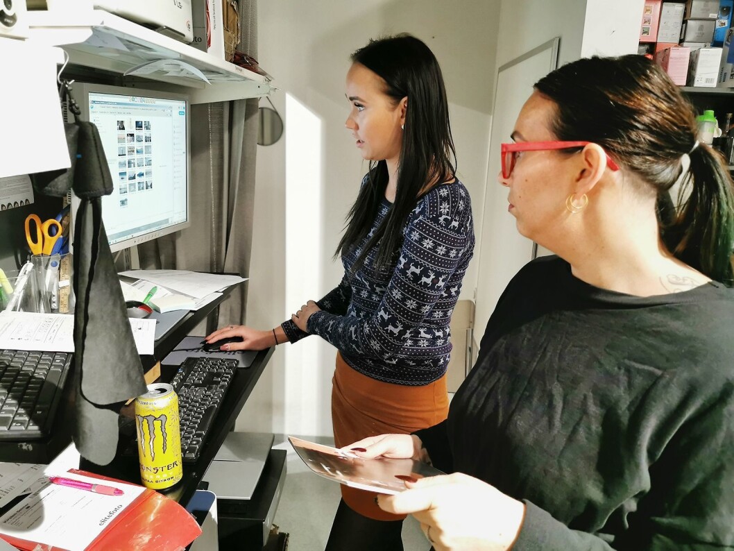 Katrine Bjørneby (t. h.) og Andrea Elstad Raa ved Elite Foto i Sandvika Storsenter med programvaren som brukes i produksjonen av trykte kort og fotobok. Foto: Stian Sønsteng. Katrine Bjørneby (t. h.) og Andrea Elstad Raa ved Elite Foto i Sandvika Storsenter med programvaren som brukes i produksjonen av trykte kort og fotobok. Foto: Stian Sønsteng.