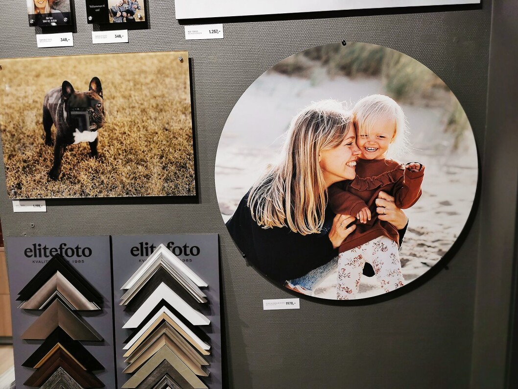 Siden august har Elite Foto tilbudt sirkelformede interiørbilder, på aluminium, akryl og MDF. Foto: Stian Sønsteng. Siden august har Elite Foto tilbudt sirkelformede interiørbilder, på aluminium, akryl og MDF. Foto: Stian Sønsteng.