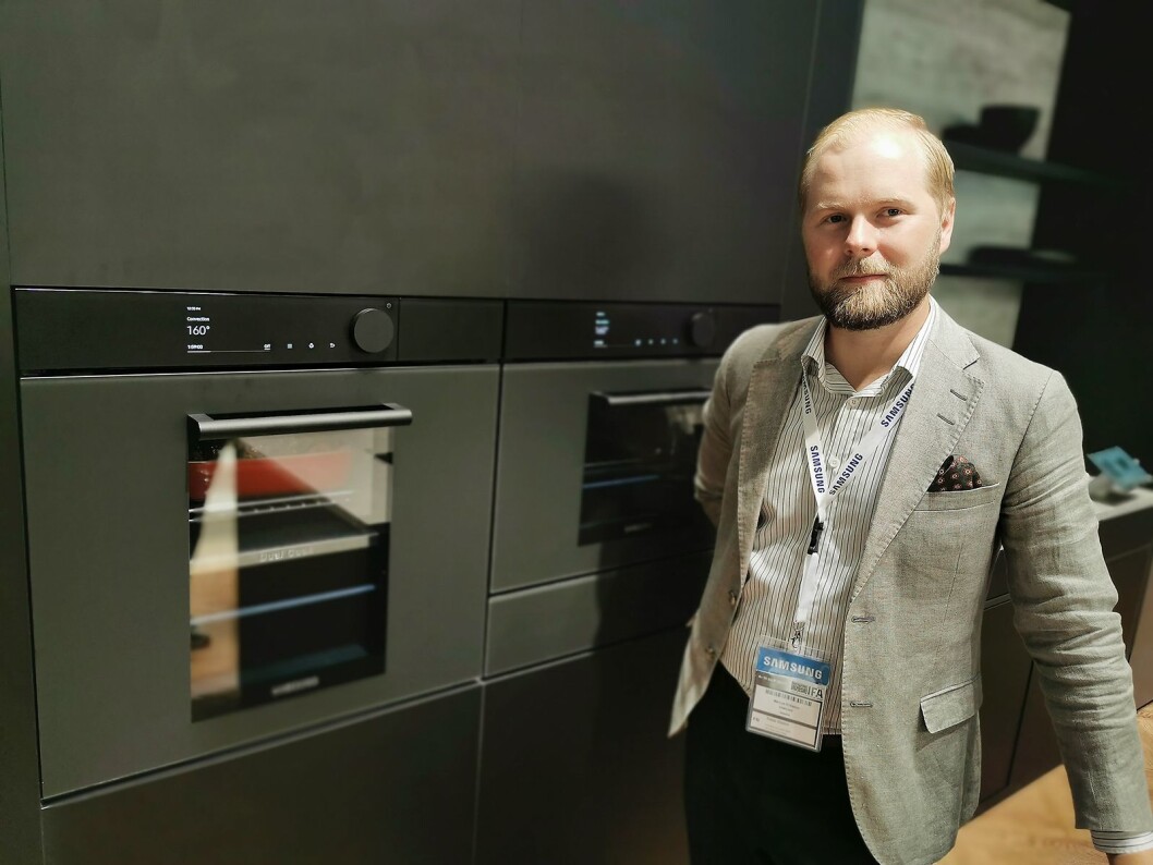 Marcus Eriksson, nordisk ansvarlig for produktsjefene innen hvitevarer i Samsung, med den nye stekeovnen der man kan dele ovnsrommet og bruke dampfunksjon oppe og/eller nede. Foto: Stian Sønsteng. Marcus Eriksson, nordisk ansvarlig for produktsjefene innen hvitevarer i Samsung, med den nye stekeovnen der man kan dele ovnsrommet og bruke dampfunksjon oppe og/eller nede. Foto: Stian Sønsteng.