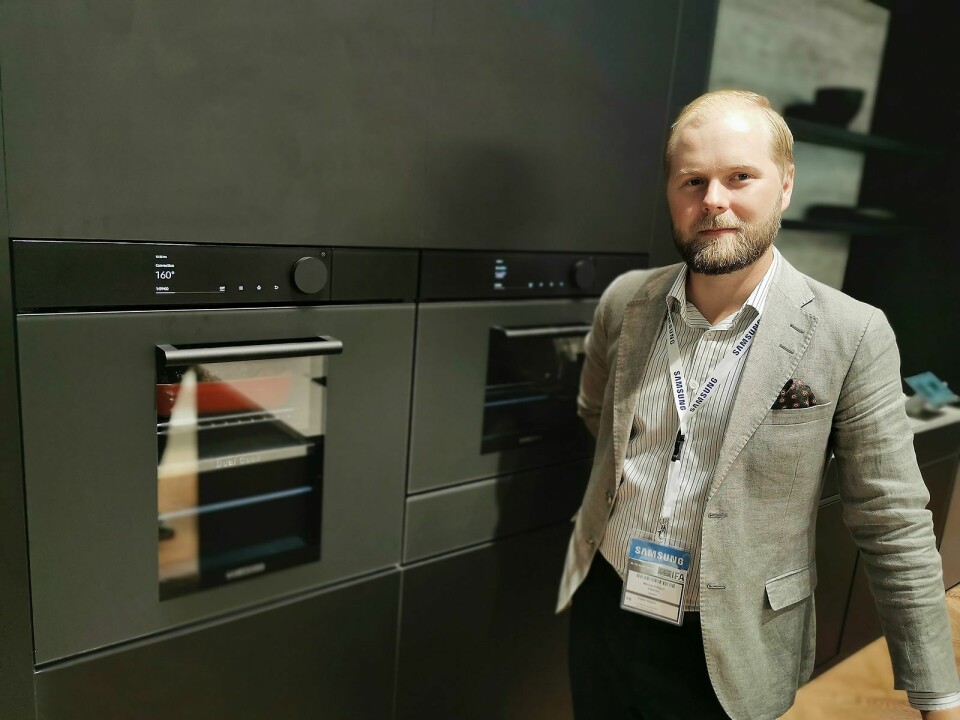 Marcus Eriksson, nordisk ansvarlig for produktsjefene innen hvitevarer i Samsung, med den nye stekeovnen der man kan dele ovnsrommet og bruke dampfunksjon oppe og/eller nede. Foto: Stian Sønsteng.