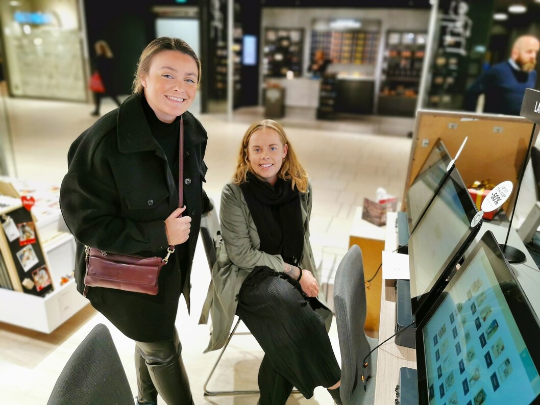 Johanne Skaatun (t. v.) og Elisabeth Emanuelsen bestiller bilder hos Elite Foto i Sandvika Storsenter. Foto: Stian Sønsteng. Johanne Skaatun (t. v.) og Elisabeth Emanuelsen bestiller bilder hos Elite Foto i Sandvika Storsenter. Foto: Stian Sønsteng.