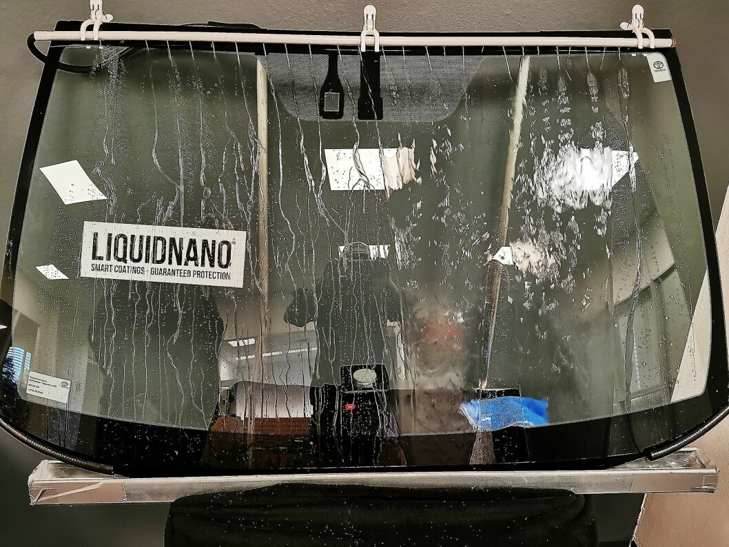 Dette demonstrasjonssettet har TT Micro selv laget, for å viser hvordan LiquidNano får regnvann til å prelle av frontruten, samtidig som middelet skal styrke glasset. Foto: Stian Sønsteng.