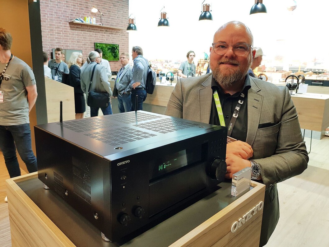 Jonas Mårtenssson foran den nye Onkyo mottakeren TX-RZ3400. Foto: Jan Røsholm. Jonas Mårtenssson foran den nye Onkyo mottakeren TX-RZ3400. Foto: Jan Røsholm.
