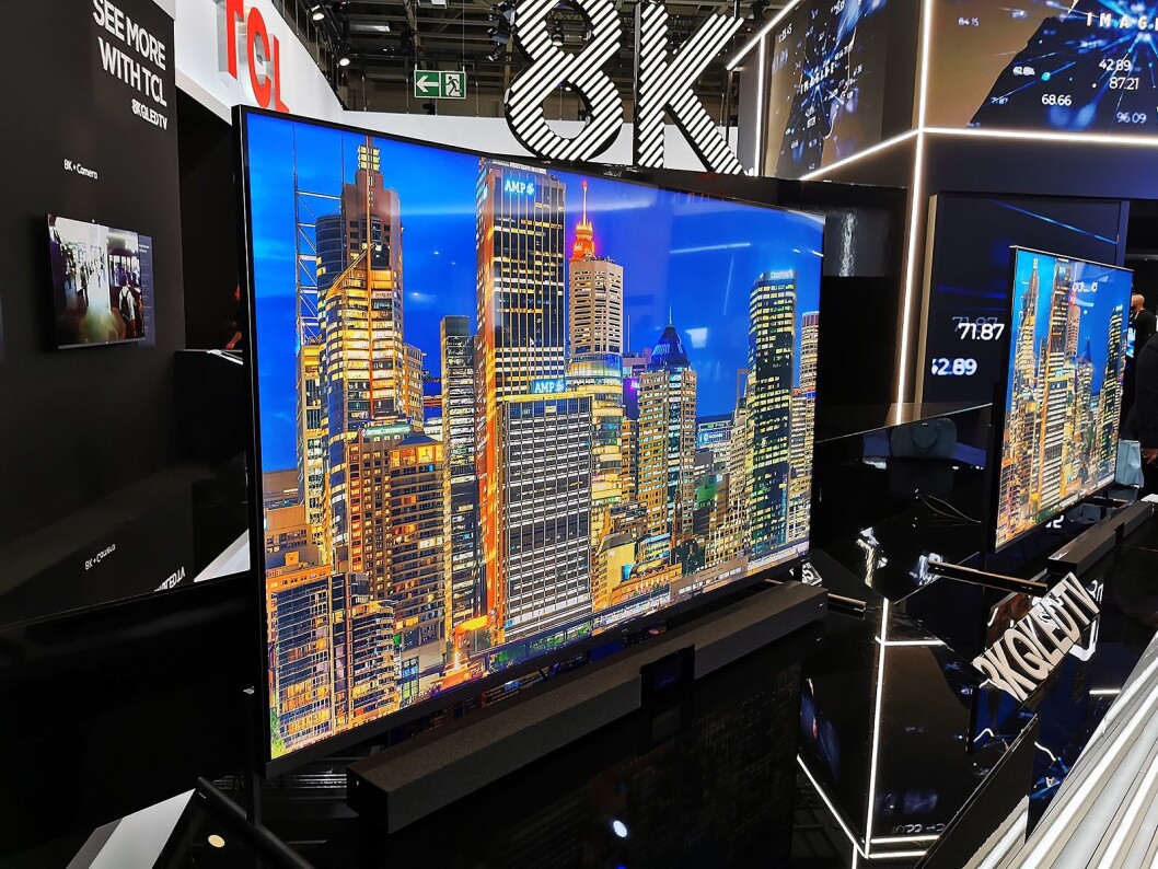 TCLs toppmodell med 8K har qled og selges i Kina. Til Europa kommer den rimeligere X91-serien uten mini-led, i 75 tommer. Foto: Stian Sønsteng. TCLs toppmodell med 8K har qled og selges i Kina. Til Europa kommer den rimeligere X91-serien uten mini-led, i 75 tommer. Foto: Stian Sønsteng.
