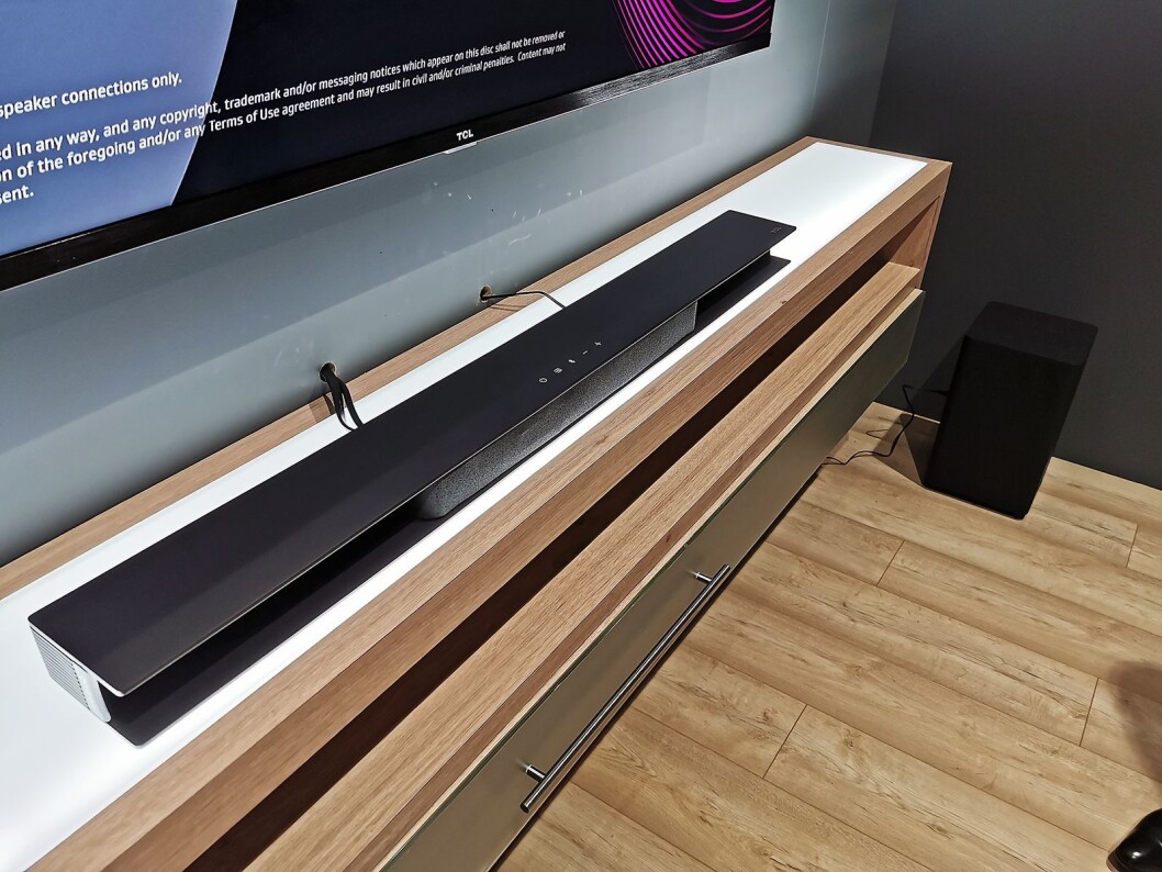 Lydplanken Ray-Danz TS9030 har wifi, blåtann, trådløs dypbasshøyttaler, Dolby Atmos og et mekanisk refleksjonssystem. Pris: 4.000,- Foto: Stian Sønsteng. Lydplanken Ray-Danz TS9030 har wifi, blåtann, trådløs dypbasshøyttaler, Dolby Atmos og et mekanisk refleksjonssystem. Pris: 4.000,- Foto: Stian Sønsteng.