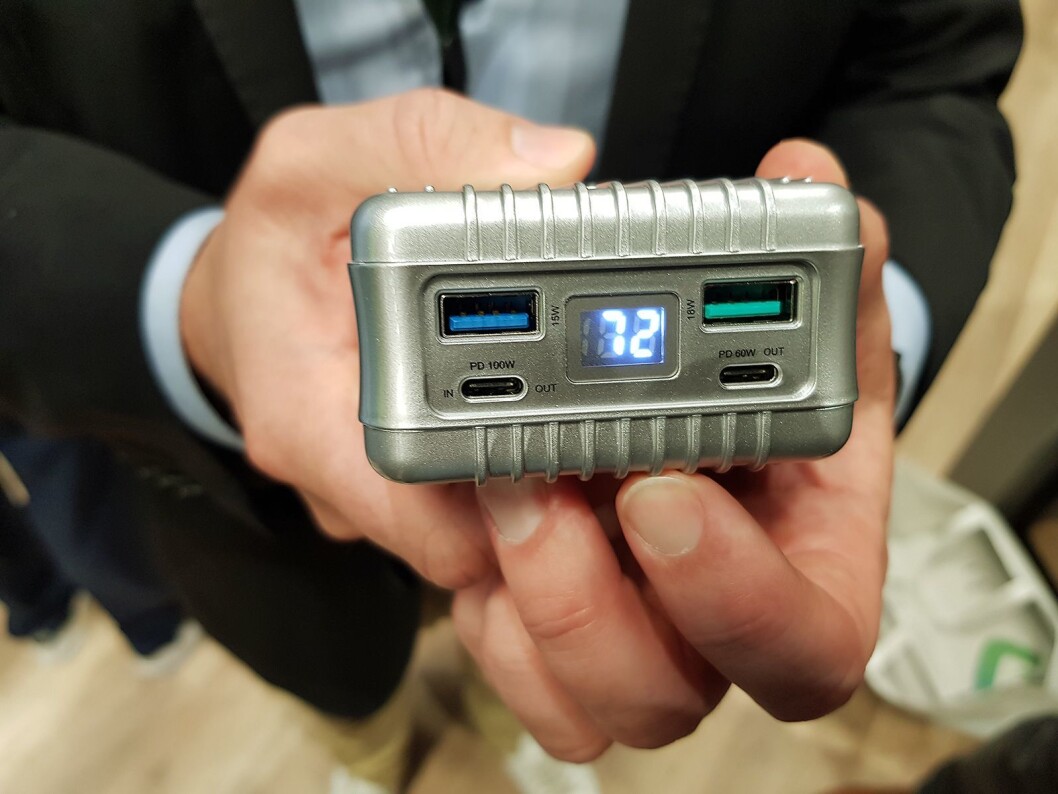 Den ene lommeladeren fra Zendure gir 100 watt ut ifra venstre plugg, og 60 watt fra den høyre. De kan brukes samtidig. Foto: Jan Røsholm. Den ene lommeladeren fra Zendure gir 100 watt ut ifra venstre plugg, og 60 watt fra den høyre. De kan brukes samtidig. Foto: Jan Røsholm.