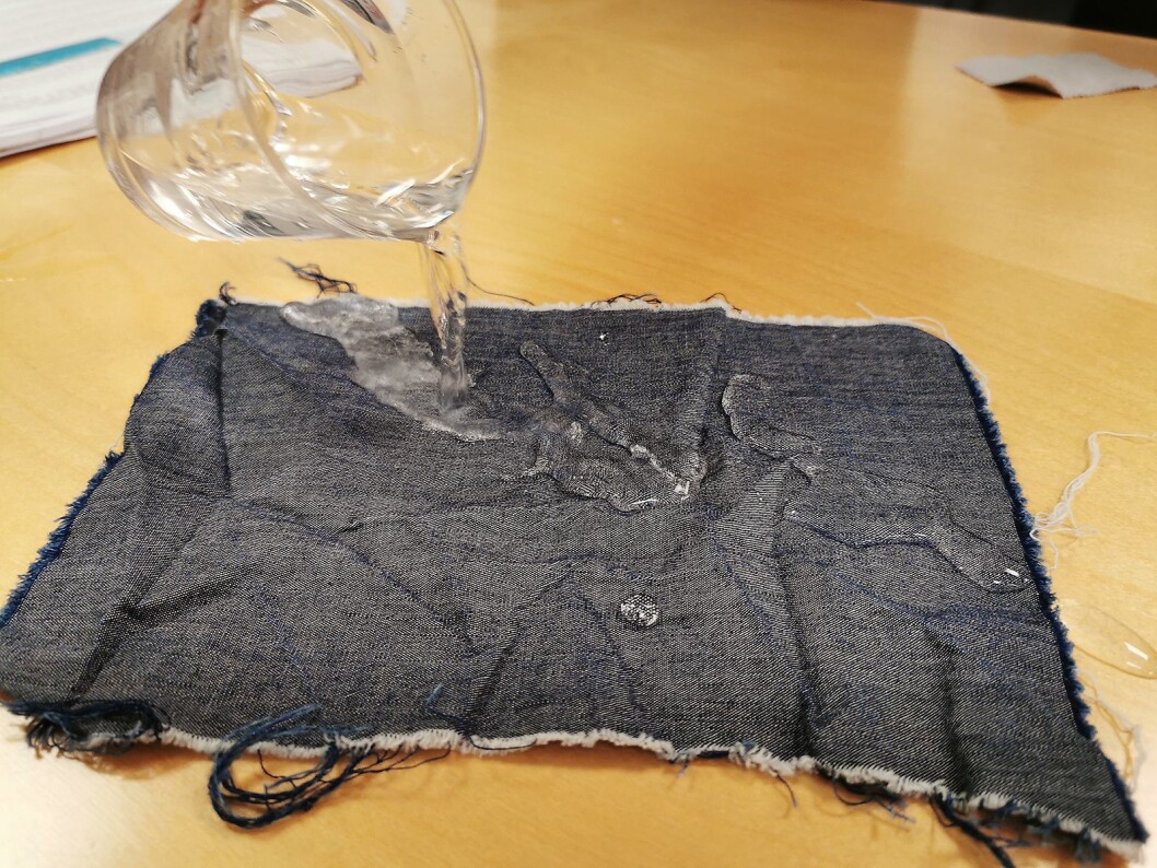 LiquidNano har et annet produkt basert på nanoteknologi, Diox, som selges til tekstilbransjen. Dette skal gjøre tekstiler vannavstøtende, samtidig som stoffet puster. Foto: Stian Sønsteng. LiquidNano har et annet produkt basert på nanoteknologi, Diox, som selges til tekstilbransjen. Dette skal gjøre tekstiler vannavstøtende, samtidig som stoffet puster. Foto: Stian Sønsteng.