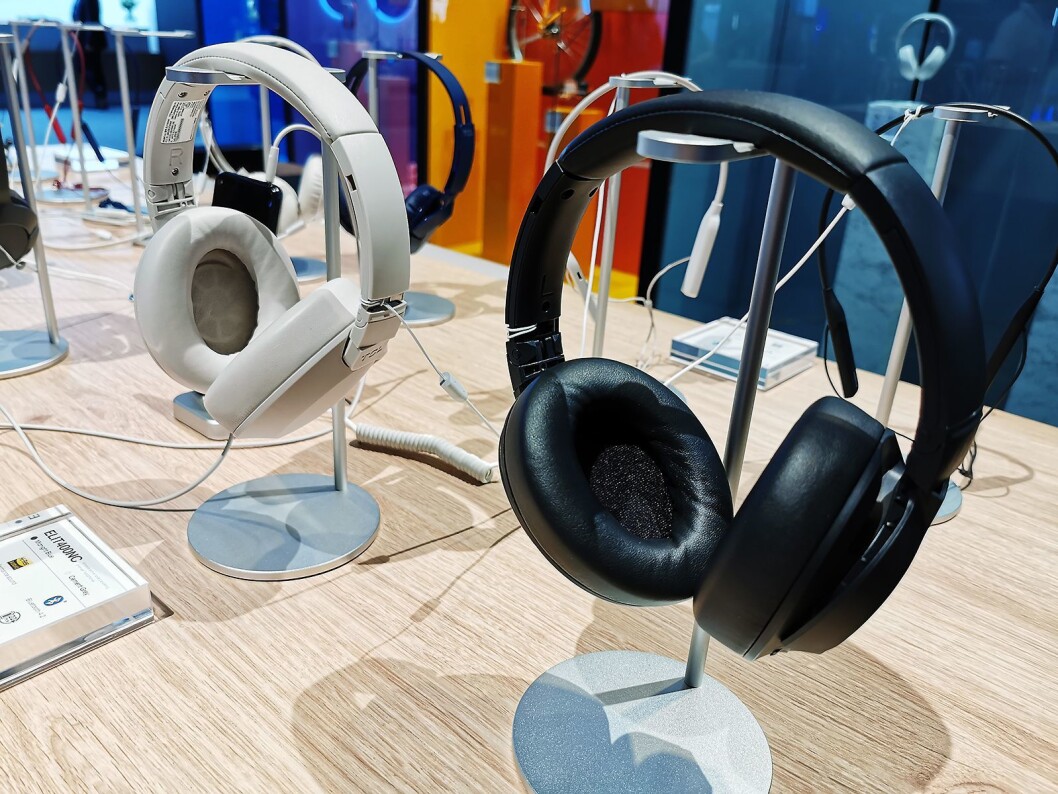 Hodetelefonen TCL Elit400NC har blåtann og støyreduksjon. Prisen er under 1.500 kroner. Foto: Stian Sønsteng. Hodetelefonen TCL Elit400NC har blåtann og støyreduksjon. Prisen er under 1.500 kroner. Foto: Stian Sønsteng.