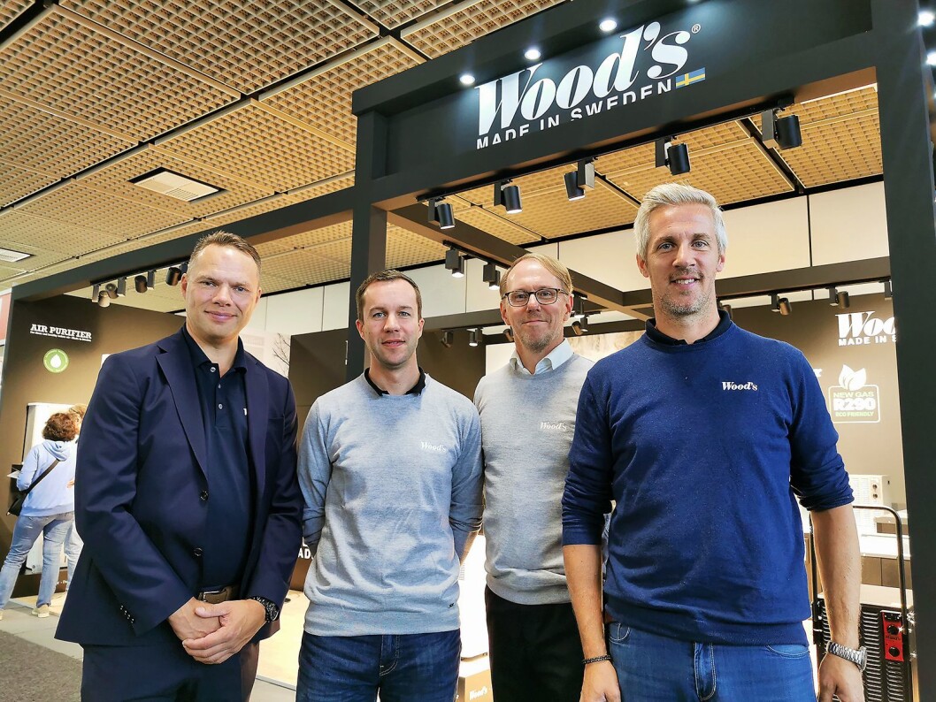 Administrerende direktør Patrik Tedsjö (f. v.), Tanguy Rochcongar (eksportsjef), Mats Karlsson (styreleder) og Rickard Sohlin (nordisk salgssjef) utenfor Woods utstilling på IFA. Foto: Stian Sønsteng Administrerende direktør Patrik Tedsjö (f. v.), Tanguy Rochcongar (eksportsjef), Mats Karlsson (styreleder) og Rickard Sohlin (nordisk salgssjef) utenfor Woods utstilling på IFA. Foto: Stian Sønsteng