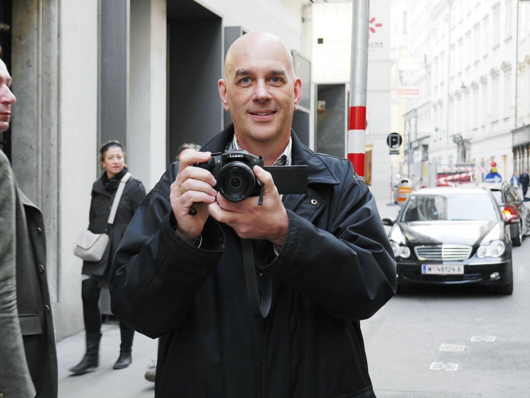 Christer Ericsson, PR-ansvarlig i Panasonic Norden, sier selskapets transparente oled-TV kommer på markedet i 2020. Her ved en tidligere lansering fra Panasonic. Foto: Marte Ottemo. Christer Ericsson, PR-ansvarlig i Panasonic Norden, sier selskapets transparente oled-TV kommer på markedet i 2020. Her ved en tidligere lansering fra Panasonic. Foto: Marte Ottemo.