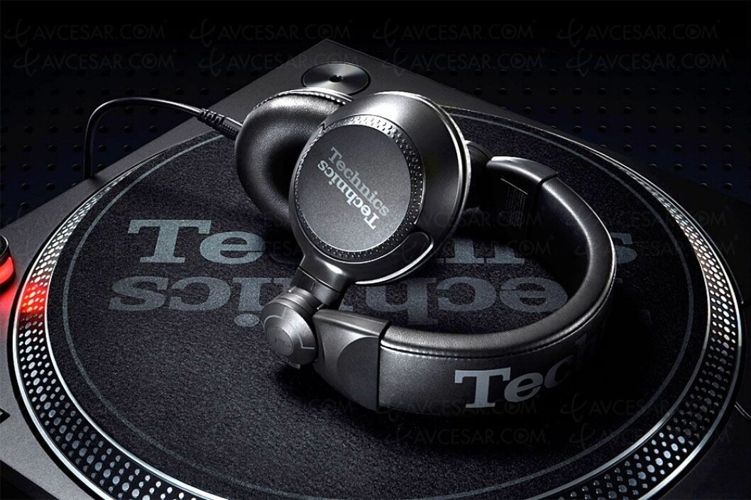 Technics EAH-DJ1200 DJ er en oppfølger til RP-DJ1200, som har solgt over 500.000 enheter siden lanseringen i 1996. Som navnet antyder retter hodetelefonene seg mot DJ-markedet. Foto: Panasonic. Technics EAH-DJ1200 DJ er en oppfølger til RP-DJ1200, som har solgt over 500.000 enheter siden lanseringen i 1996. Som navnet antyder retter hodetelefonene seg mot DJ-markedet. Foto: Panasonic.