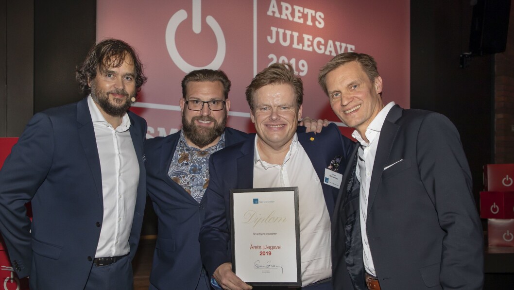 Årets julegave ble kategorien smarthjem-produkter. Stian Sønsteng delte ut prisen til representanter fra hovedjuryen. Fra venstre Peter Andersson (NetOnNet), Pål Fredrik Berg (Komplett) og Asle Bjerkebakke (Elon). Foto: Tore Skaar Årets julegave ble kategorien smarthjem-produkter. Stian Sønsteng delte ut prisen til representanter fra hovedjuryen. Fra venstre Peter Andersson (NetOnNet), Pål Fredrik Berg (Komplett) og Asle Bjerkebakke (Elon). Foto: Tore Skaar