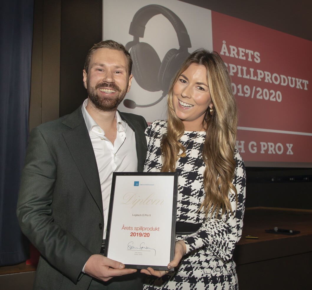 Årets spillprodukt ble Logitech G Pro X. Petter Andersen (f. v.) og Maiken Muller-Andersen mottok prisen. Foto: Tore Skaar. Årets spillprodukt ble Logitech G Pro X. Petter Andersen (f. v.) og Maiken Muller-Andersen mottok prisen. Foto: Tore Skaar.