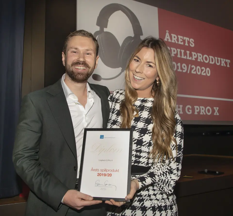Årets spillprodukt ble Logitech G Pro X. Petter Andersen (f. v.) og Maiken Muller-Andersen mottok prisen. Foto: Tore Skaar. Årets spillprodukt ble Logitech G Pro X. Petter Andersen (f. v.) og Maiken Muller-Andersen mottok prisen. Foto: Tore Skaar.