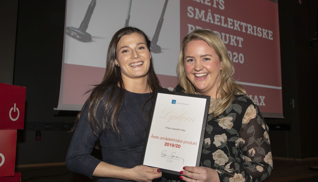 Årets småelektriske produkt ble Philips SpeedPro Max. Ronja Wie (f. v.) og Åshild Lange Dehli mottok prisen. Foto: Tore Skaar. Årets småelektriske produkt ble Philips SpeedPro Max. Ronja Wie (f. v.) og Åshild Lange Dehli mottok prisen. Foto: Tore Skaar.
