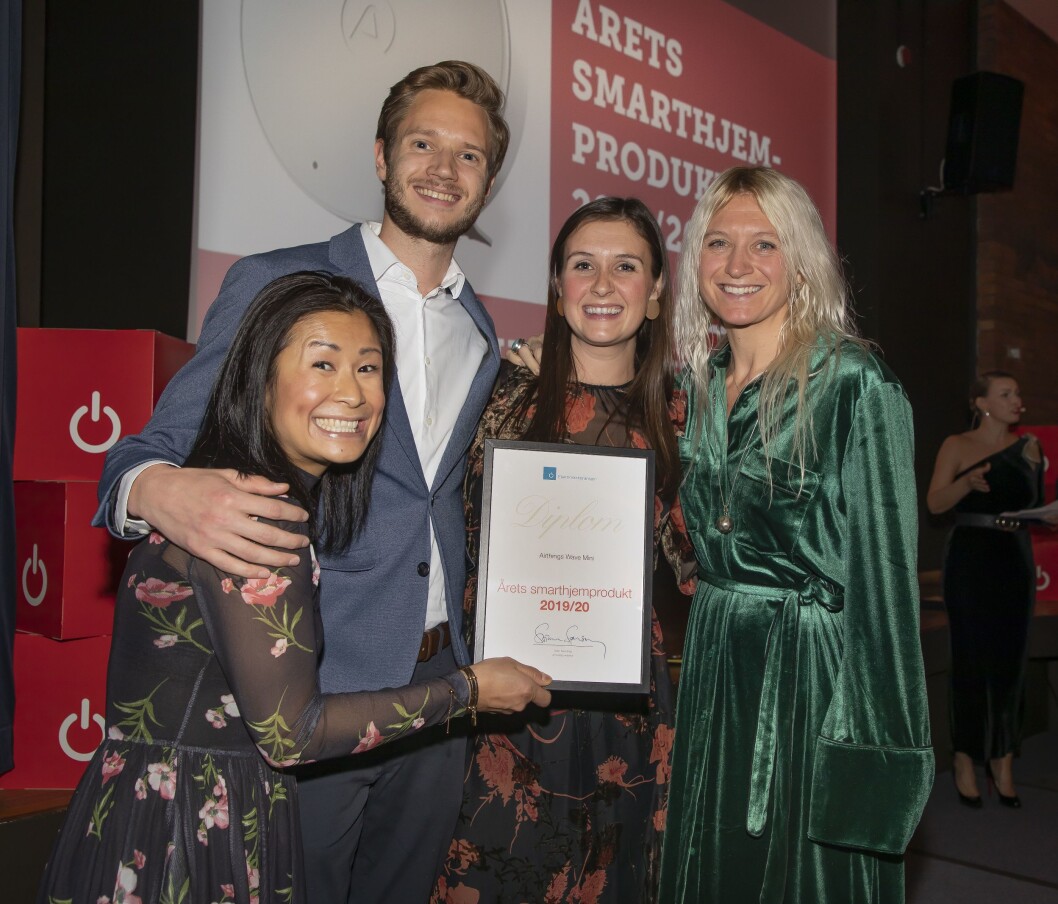 Årets smarthjem-produkt ble Airthings Wave Mini. Fra venstre Tuyen Vo Olsen, Sebastian Hewes, Lauren Alkire og Pippa Boothman mottok prisen. Foto: Tore Skaar. Årets smarthjem-produkt ble Airthings Wave Mini. Fra venstre Tuyen Vo Olsen, Sebastian Hewes, Lauren Alkire og Pippa Boothman mottok prisen. Foto: Tore Skaar.