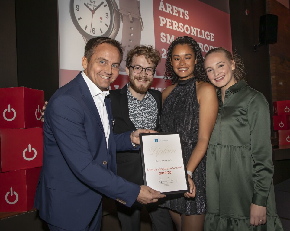 Årets personlige smartprodukt ble Samsung Galaxy Active 2. Øyvind Aasen (f. v.), Daniel Kvalheim, Adeline Sandbakken og Celina Røste mottok prisen. Foto: Tore Skaar.