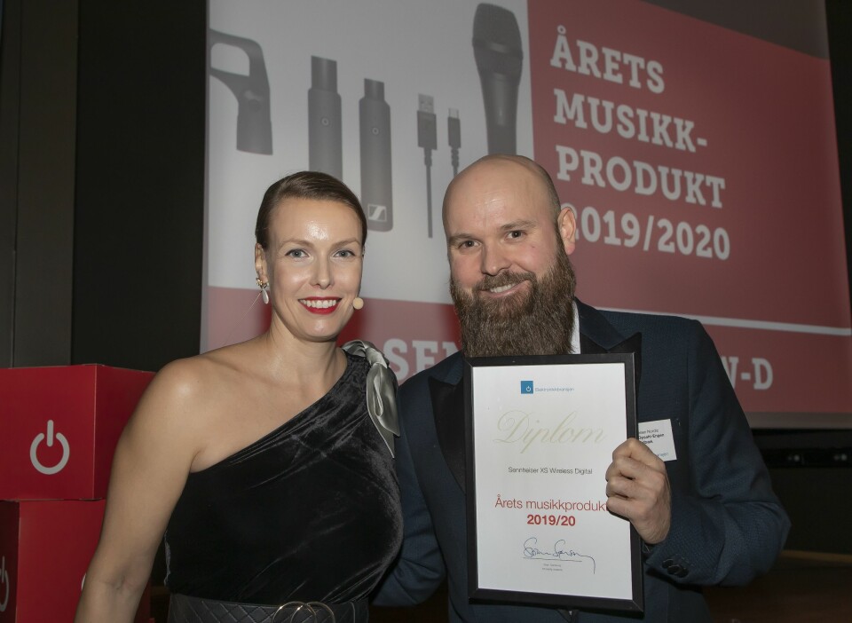 Årets musikkprodukt ble Sennheiser XSW-D-serien. Richard Opsahl-Engen Nordbæk mottok prisen, her sammen med kommunikasjonssjef Marte Ottemo i Elektronikkbransjen. Foto: Tore Skaar.