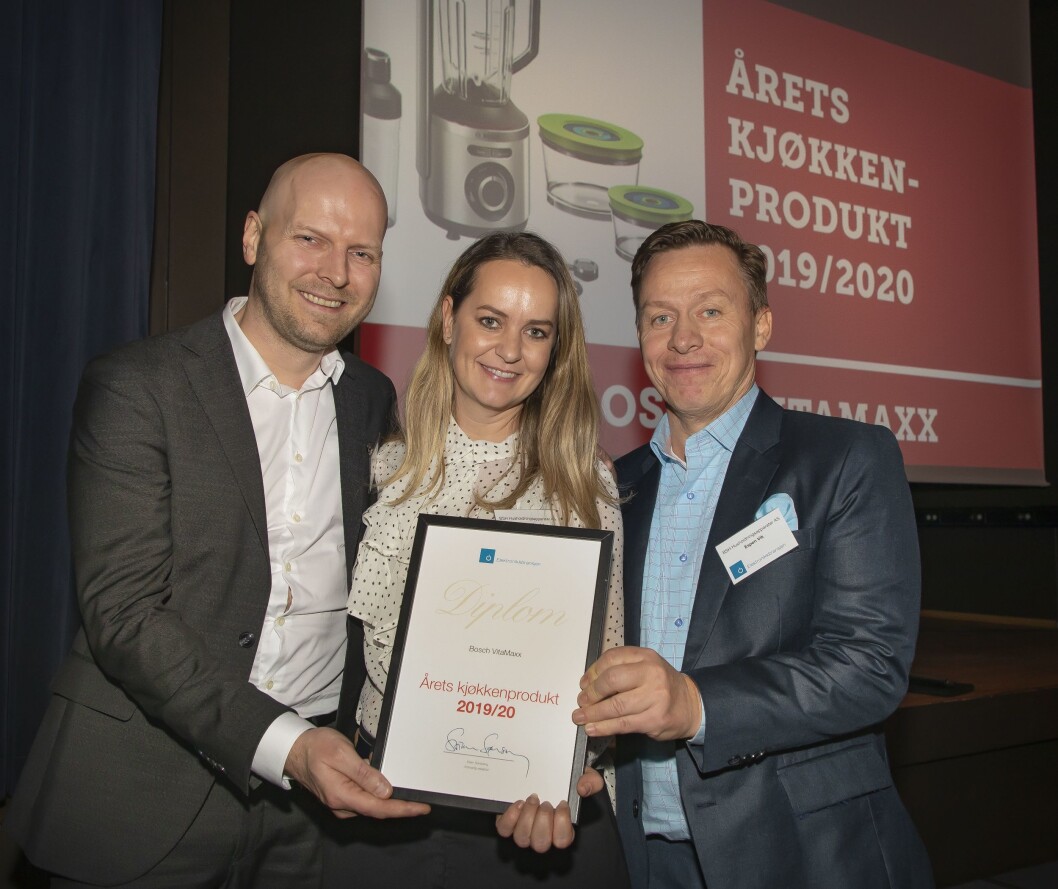 Årets kjøkkenprodukt ble Bosch Vitamaxx. Morten Kristensen (f. v.), Kristine Maudal og Espen Vik mottok prisen. Foto: Tore Skaar. Årets kjøkkenprodukt ble Bosch Vitamaxx. Morten Kristensen (f. v.), Kristine Maudal og Espen Vik mottok prisen. Foto: Tore Skaar.