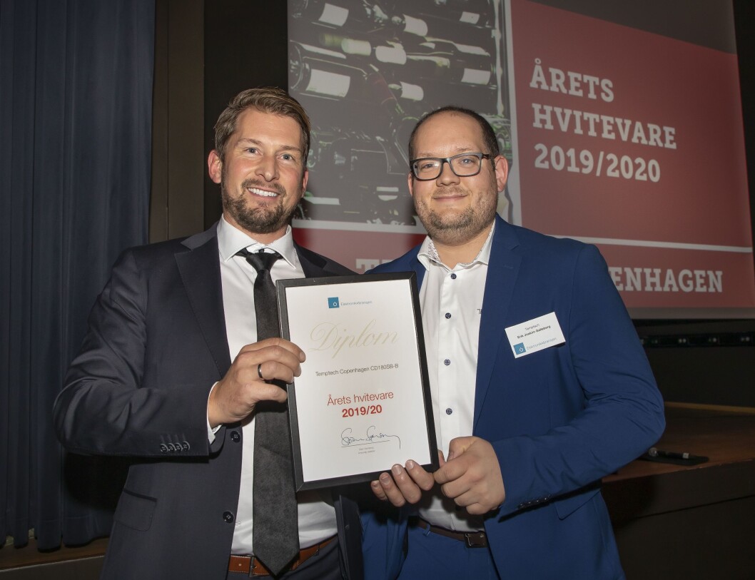 Årets hvitevare ble Temptech Copenhagen CD180SB-B. Christoffer Hamer (f. v.) og Erik Joakim Galleberg i Temptech mottok prisen. Foto: Tore Skaar. Årets hvitevare ble Temptech Copenhagen CD180SB-B. Christoffer Hamer (f. v.) og Erik Joakim Galleberg i Temptech mottok prisen. Foto: Tore Skaar.