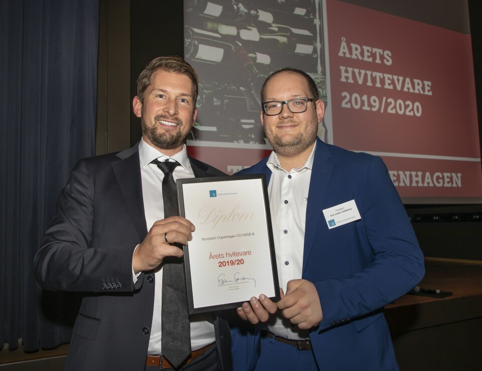 Årets hvitevare ble Temptech Copenhagen CD180SB-B. Christoffer Hamer (f. v.) og Erik Joakim Galleberg i Temptech mottok prisen. Foto: Tore Skaar.