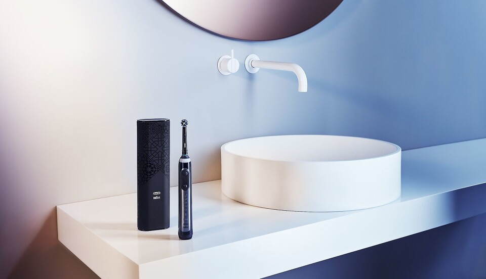 Den smarte tannbørsten fra Oral-B kommer med eget reiseetui. Foto: Oral-B