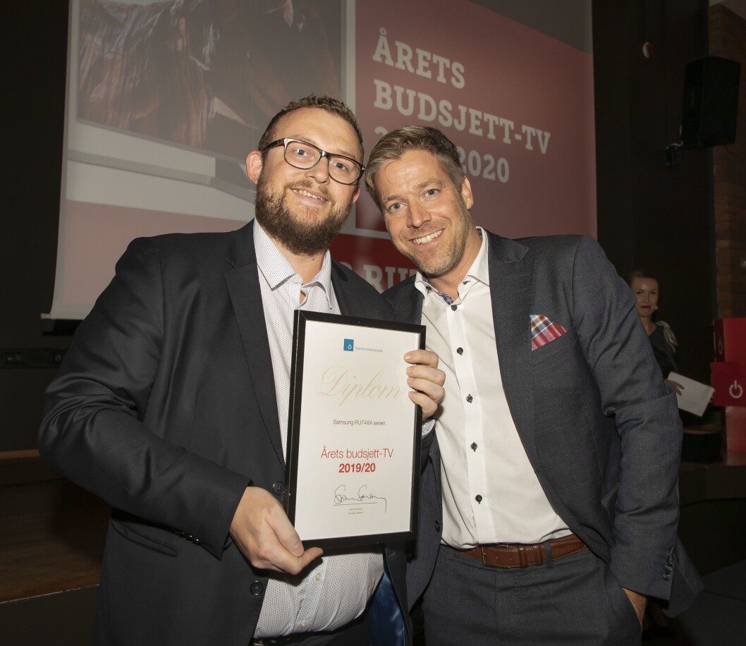 Årets budsjett-TV ble Samsung RU7445/55/75. Knut Eirik Rørnes (f. v.) og Paal Anders Jansen fra Samsung mottok prisen. Foto: Tore Skaar. Årets budsjett-TV ble Samsung RU7445/55/75. Knut Eirik Rørnes (f. v.) og Paal Anders Jansen fra Samsung mottok prisen. Foto: Tore Skaar.
