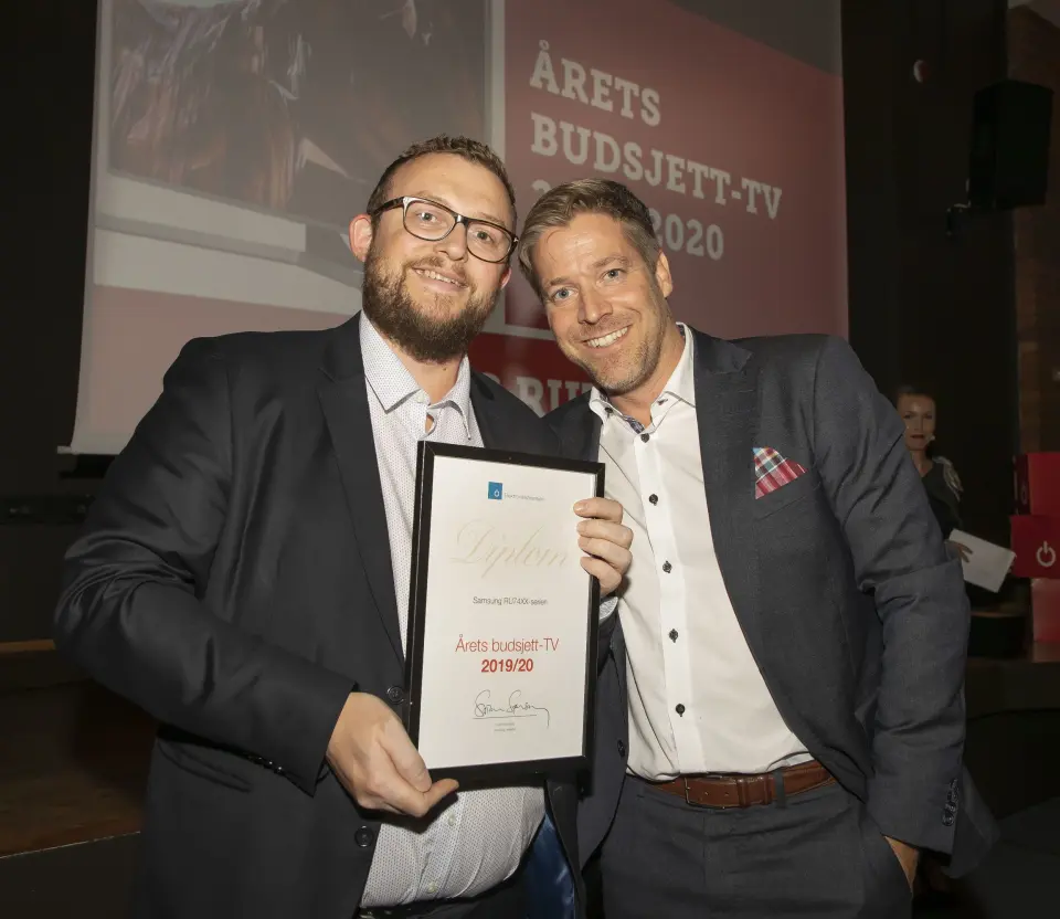Årets budsjett-TV ble Samsung RU7445/55/75. Knut Eirik Rørnes (f. v.) og Paal Anders Jansen fra Samsung mottok prisen. Foto: Tore Skaar. Årets budsjett-TV ble Samsung RU7445/55/75. Knut Eirik Rørnes (f. v.) og Paal Anders Jansen fra Samsung mottok prisen. Foto: Tore Skaar.